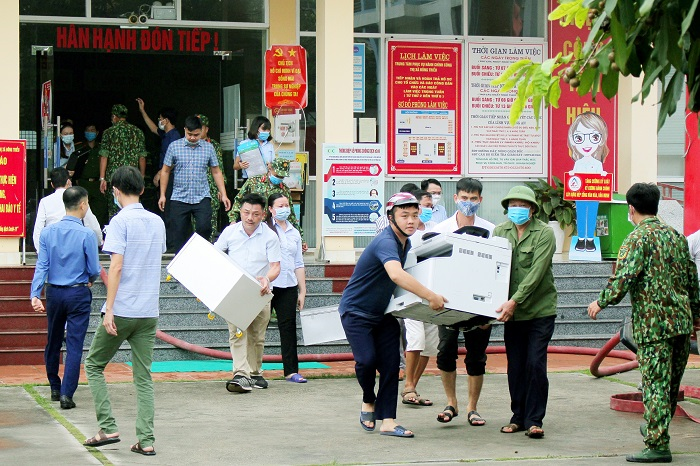 Cháy Trung tâm Hành chính công ở Quảng Ninh, cán bộ bê vội tài liệu ra ngoài - 1