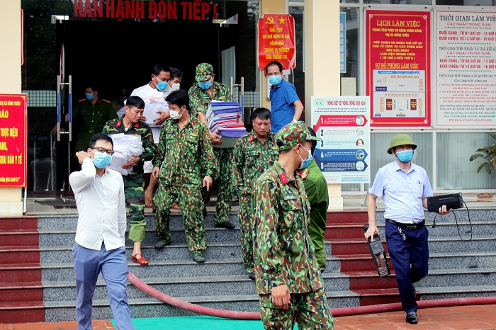 Cháy Trung tâm Hành chính công ở Quảng Ninh, cán bộ bê vội tài liệu ra ngoài - 2