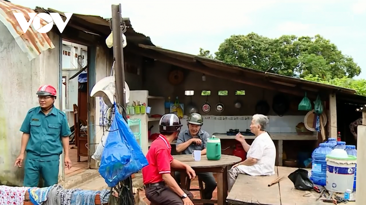 Mưa lớn, lốc xoáy khiến hơn 80 căn nhà ở Vĩnh Long bị sập và tốc mái - 1