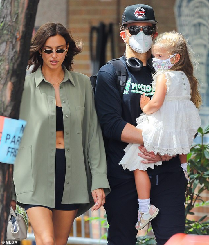 Irina Shayk để mặt mộc, mặc đồ 'đen cả cây' ra phố sau ồn ào tái hợp tình cũ - 4