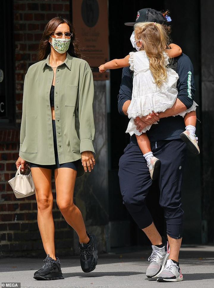 Irina Shayk để mặt mộc, mặc đồ 'đen cả cây' ra phố sau ồn ào tái hợp tình cũ - 6