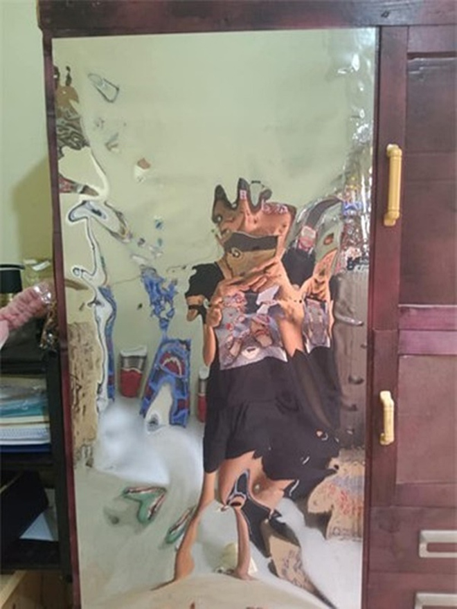 Chết cười xem hình ảnh biến dạng khi soi gương dán tường mua qua mạng - 3