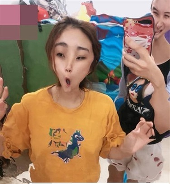 Chết cười xem hình ảnh biến dạng khi soi gương dán tường mua qua mạng - 4