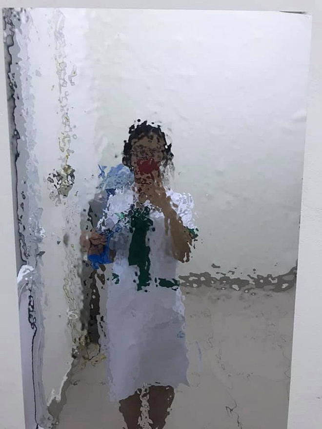 Chết cười xem hình ảnh biến dạng khi soi gương dán tường mua qua mạng - 5