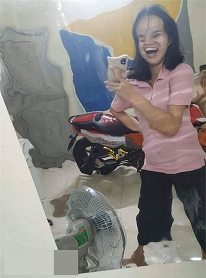 Chết cười xem hình ảnh biến dạng khi soi gương dán tường mua qua mạng - 6