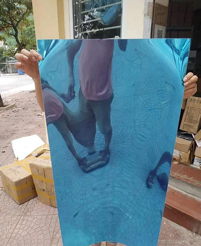 Chết cười xem hình ảnh biến dạng khi soi gương dán tường mua qua mạng - 7