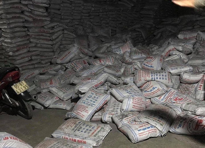 Hàng trăm bao hàng đổ sập, đè chết 2 công nhân ở Bình Dương - 1