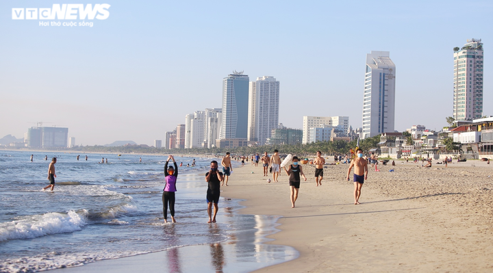 Ảnh: Người Đà Nẵng thong dong tắm biển, cà phê ngày cuối tuần nới lỏng giãn cách - 4