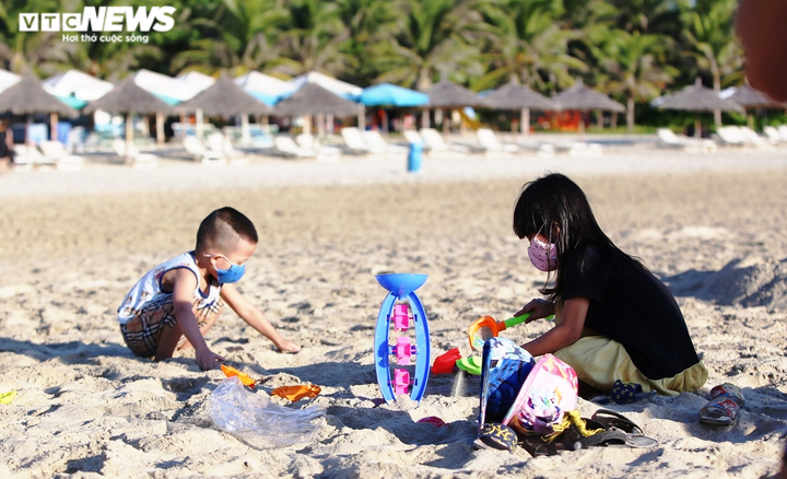 Ảnh: Người Đà Nẵng thong dong tắm biển, cà phê ngày cuối tuần nới lỏng giãn cách - 5