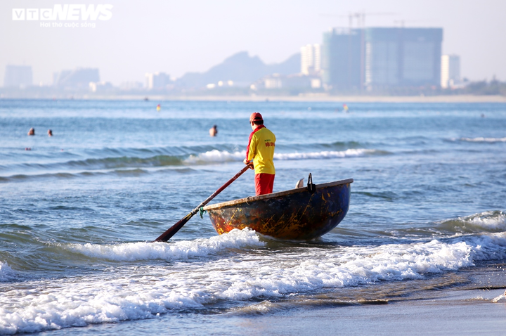 Ảnh: Người Đà Nẵng thong dong tắm biển, cà phê ngày cuối tuần nới lỏng giãn cách - 6