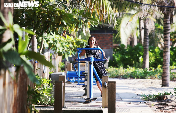 Ảnh: Người Đà Nẵng thong dong tắm biển, cà phê ngày cuối tuần nới lỏng giãn cách - 7