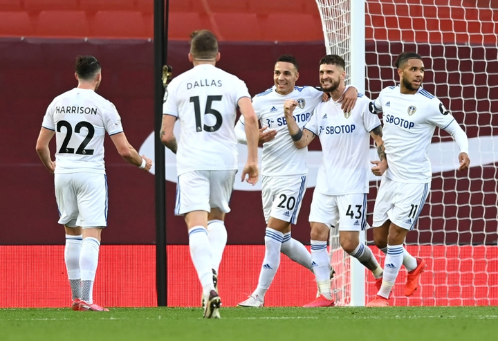 Ngoại hạng Anh choáng váng với màn tái xuất của Leeds - 1