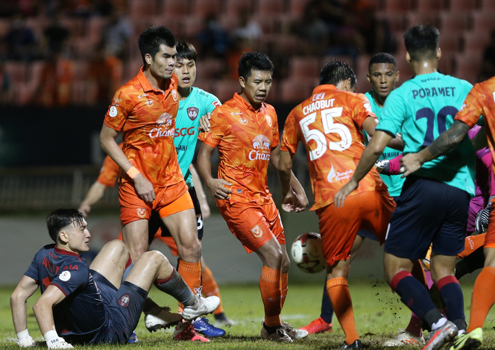 Văn Lâm cứu thua không tưởng trong ngày Thái League trở lại - 4