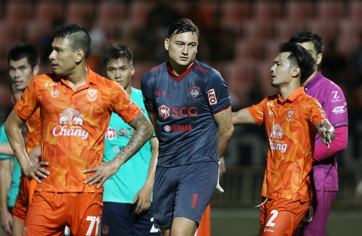 Văn Lâm cứu thua không tưởng trong ngày Thái League trở lại - 6