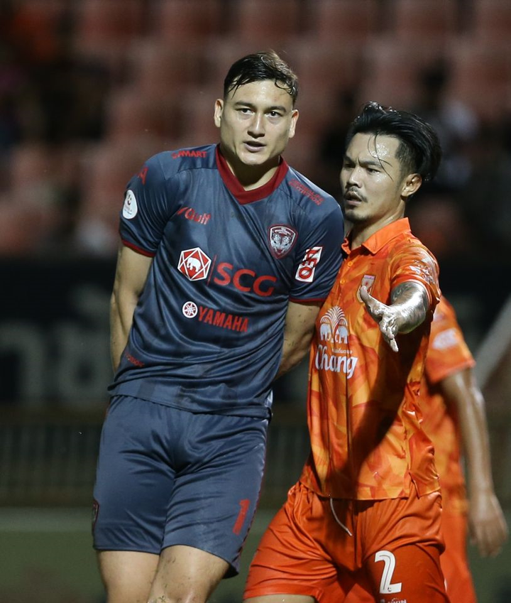 Văn Lâm cứu thua không tưởng trong ngày Thái League trở lại - 7