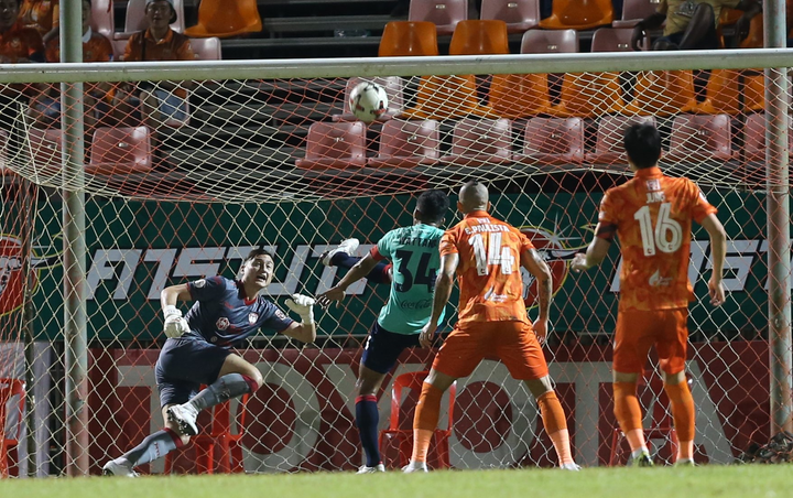 Văn Lâm cứu thua không tưởng trong ngày Thái League trở lại - 3