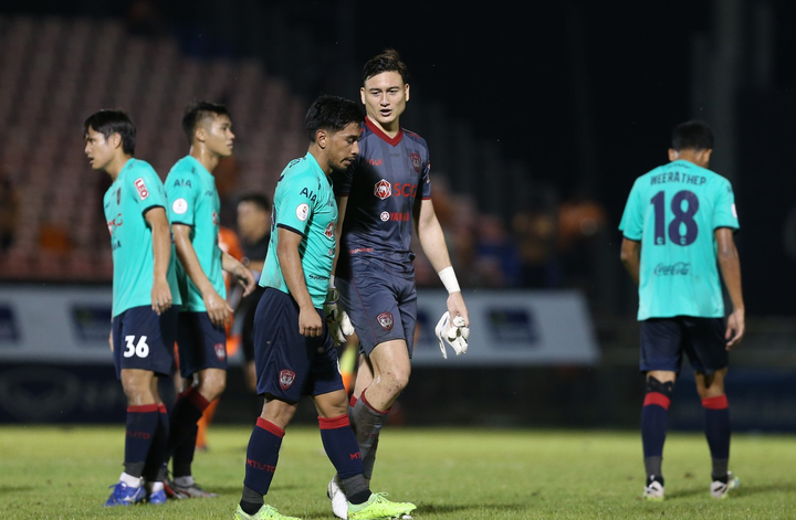 Văn Lâm cứu thua không tưởng trong ngày Thái League trở lại - 8