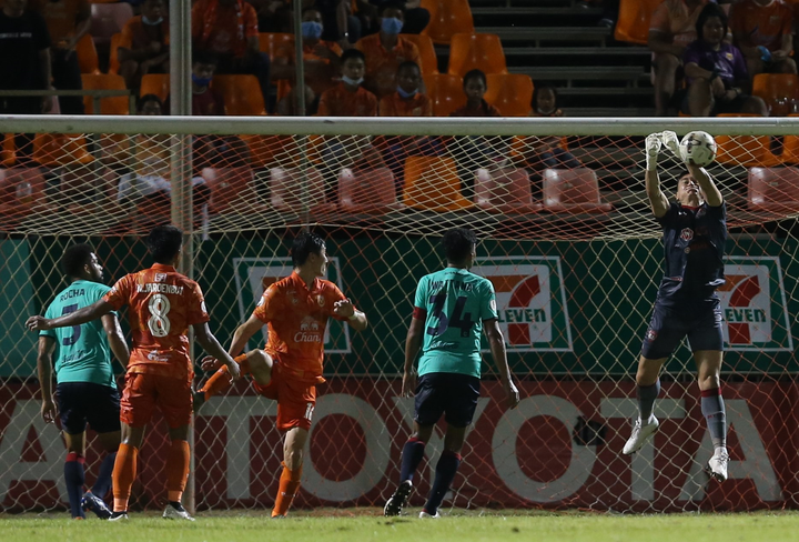 Văn Lâm cứu thua không tưởng trong ngày Thái League trở lại - 2