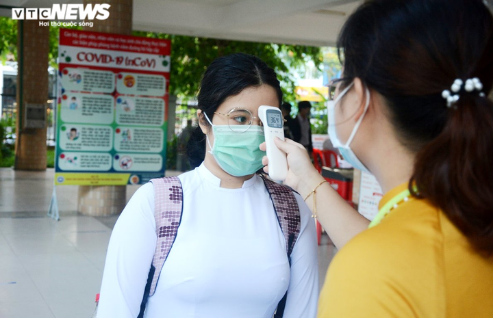 Ngày đầu trở lại trường, học sinh Đà Nẵng xếp hàng dài đo nhiệt độ và sát khuẩn - 1
