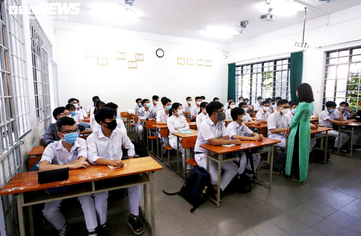 Ngày đầu trở lại trường, học sinh Đà Nẵng xếp hàng dài đo nhiệt độ và sát khuẩn - 2