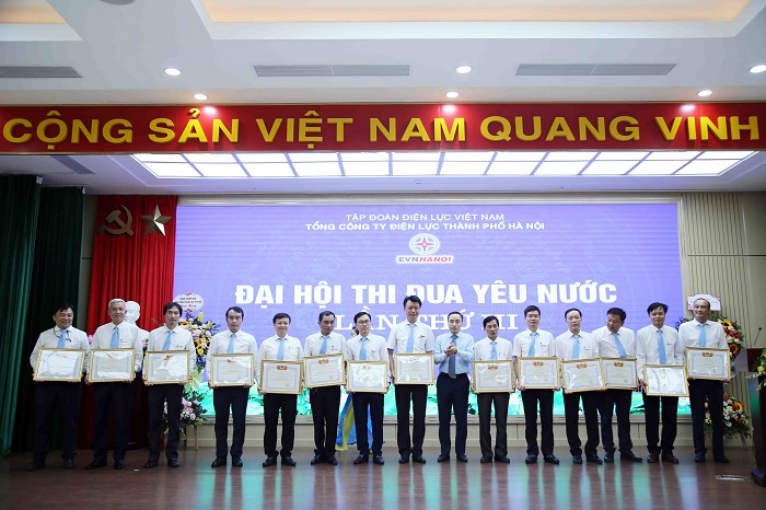 Thi đua yêu nước: Động lực để EVN hoàn thành xuất sắc mọi nhiệm vụ - 1