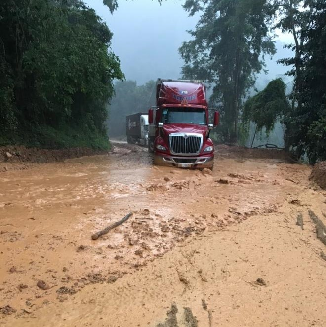 Mưa lớn gây sạt lở, bùn đất tràn xuống đường đi cửa khẩu Quốc tế Tây Trang - 1