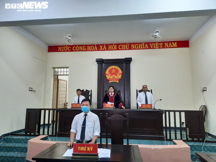 Đưa người sang Trung Quốc trái phép, ba bị cáo lĩnh hơn 22 năm tù - 2