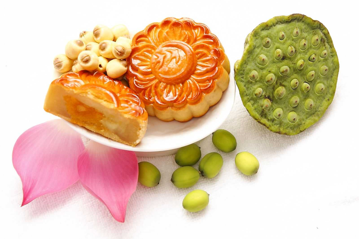 Bánh Trung thu tỏi đen độc lạ, đắt đỏ hút khách - 2