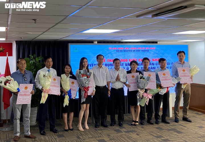 Chậm nhiều năm, hôm nay TP.HCM trao hơn 1.000 sổ hồng cho 16 dự án nhà ở - 1