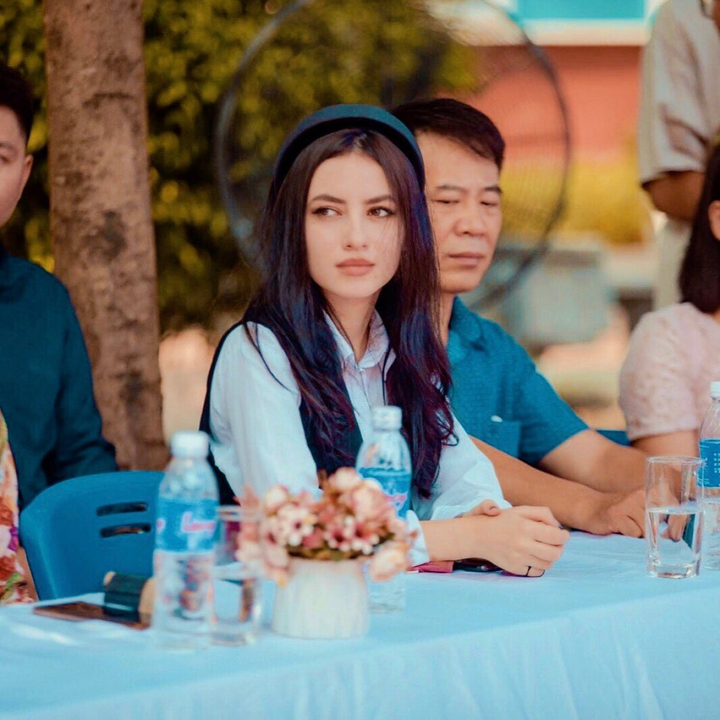 Ngắm gương mặt xinh như búp bê của cô giáo Tây trong lễ khai giảng ở Việt Nam - 2