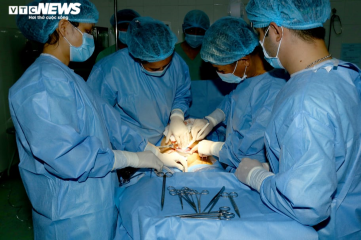 Bác sĩ vượt hơn 300 km từ Huế ra Hà Tĩnh cứu cụ bà 85 tuổi nhiều bệnh nền - 2