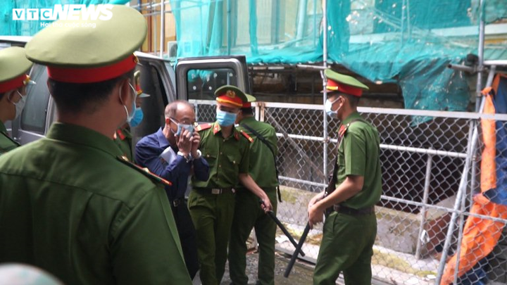 Cựu Phó Chủ tịch UBND TP.HCM Nguyễn Thành Tài tóc bạc, mệt mỏi tới toà - 1