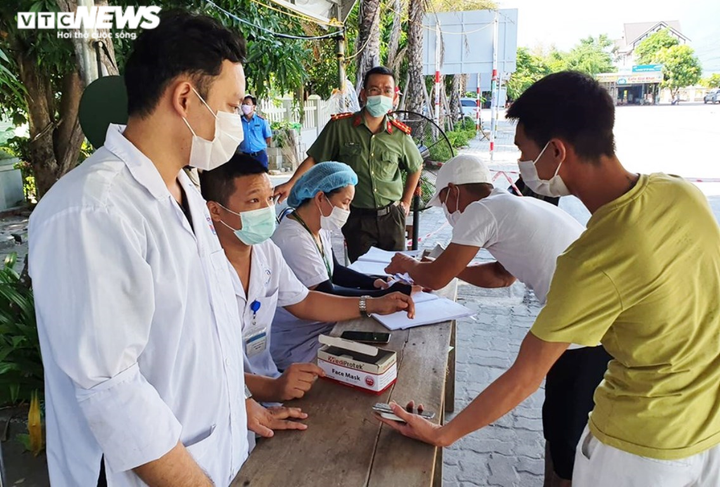 Ảnh: Ngày đầu nới lỏng kiểm soát, người dân nườm nượp từ Đà Nẵng đổ ra Huế - 4