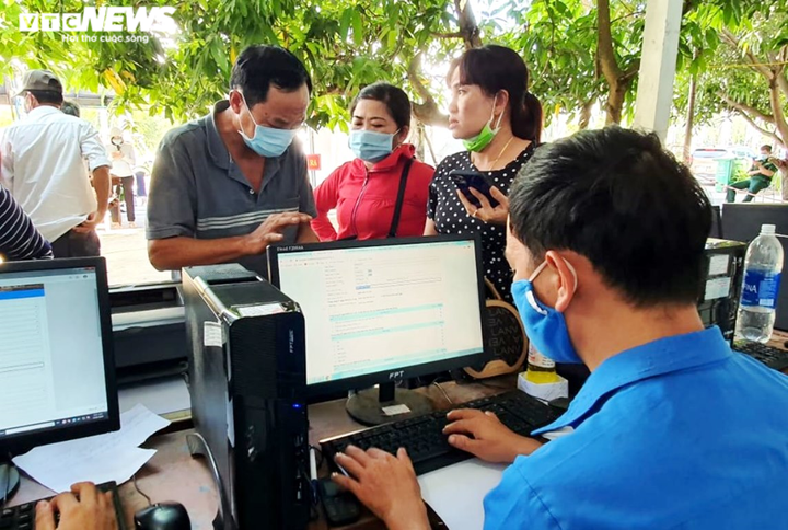 Ảnh: Ngày đầu nới lỏng kiểm soát, người dân nườm nượp từ Đà Nẵng đổ ra Huế - 8