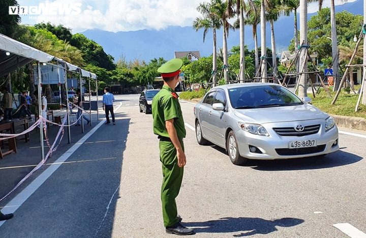 Ảnh: Ngày đầu nới lỏng kiểm soát, người dân nườm nượp từ Đà Nẵng đổ ra Huế - 9