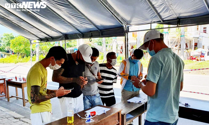 Ảnh: Ngày đầu nới lỏng kiểm soát, người dân nườm nượp từ Đà Nẵng đổ ra Huế - 7