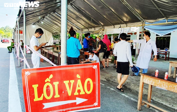 Ảnh: Ngày đầu nới lỏng kiểm soát, người dân nườm nượp từ Đà Nẵng đổ ra Huế - 3