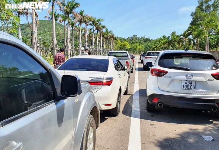 Ảnh: Ngày đầu nới lỏng kiểm soát, người dân nườm nượp từ Đà Nẵng đổ ra Huế - 2