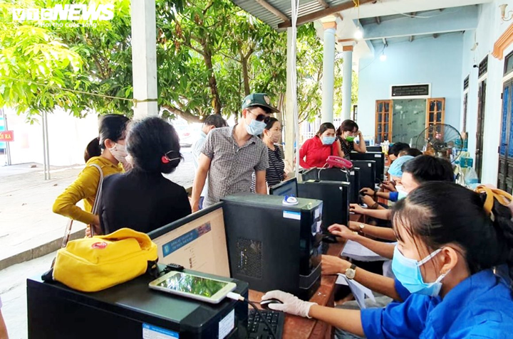 Ảnh: Ngày đầu nới lỏng kiểm soát, người dân nườm nượp từ Đà Nẵng đổ ra Huế - 5