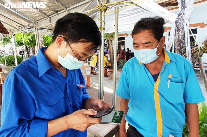 Ảnh: Ngày đầu nới lỏng kiểm soát, người dân nườm nượp từ Đà Nẵng đổ ra Huế - 6