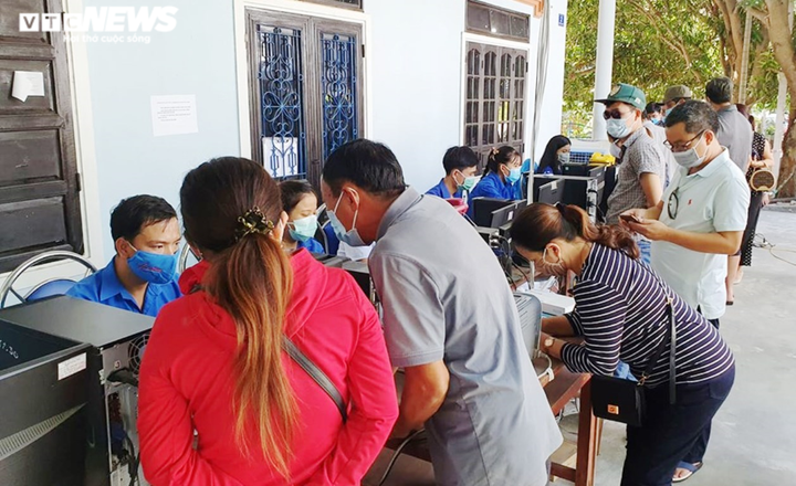 Ảnh: Ngày đầu nới lỏng kiểm soát, người dân nườm nượp từ Đà Nẵng đổ ra Huế - 1