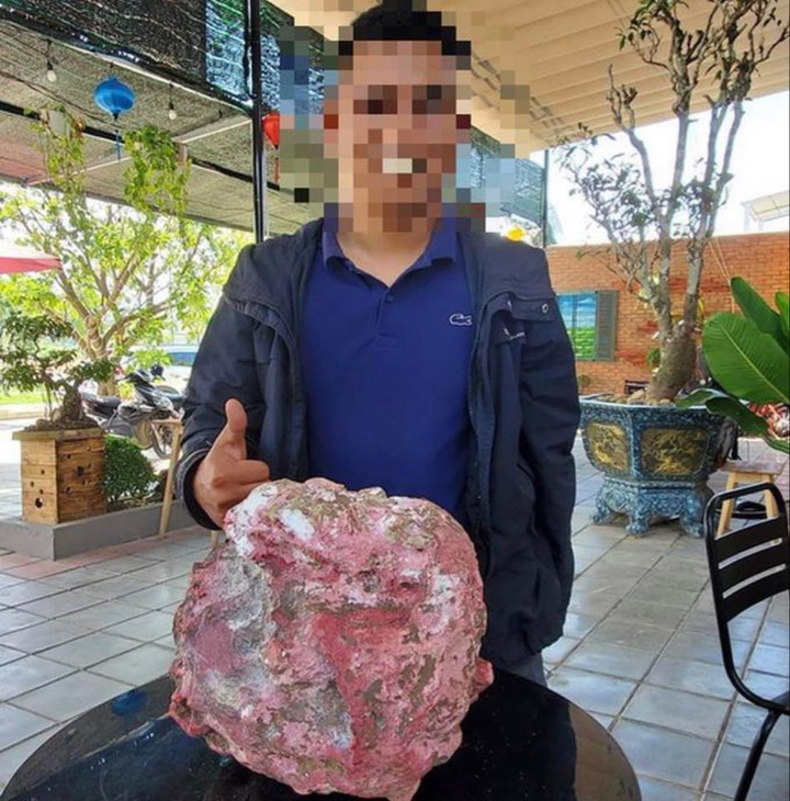 Lặn biển ngắm san hô, nhặt được 2 khối đá nghi long diên hương bạc tỷ - 1