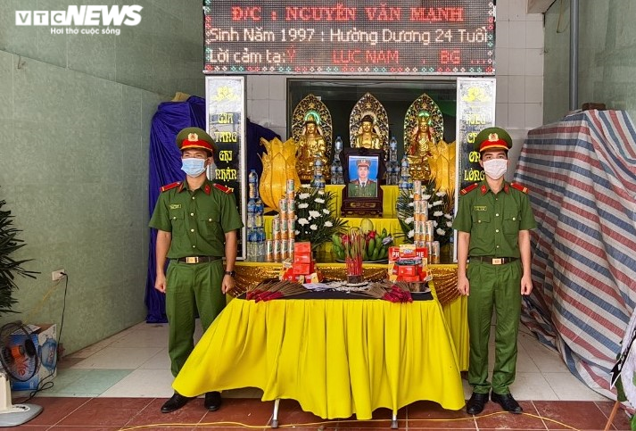 Truy tặng Huy hiệu Tuổi trẻ dũng cảm cho chiến sỹ cảnh sát cơ động ở Bắc Giang - 2