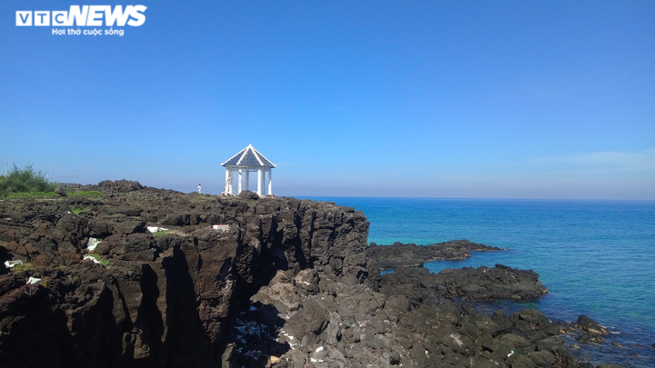 Cận cảnh công trình bê tông ‘mọc’ trên đá nham thạch ngàn năm ở đảo Lý Sơn - 4