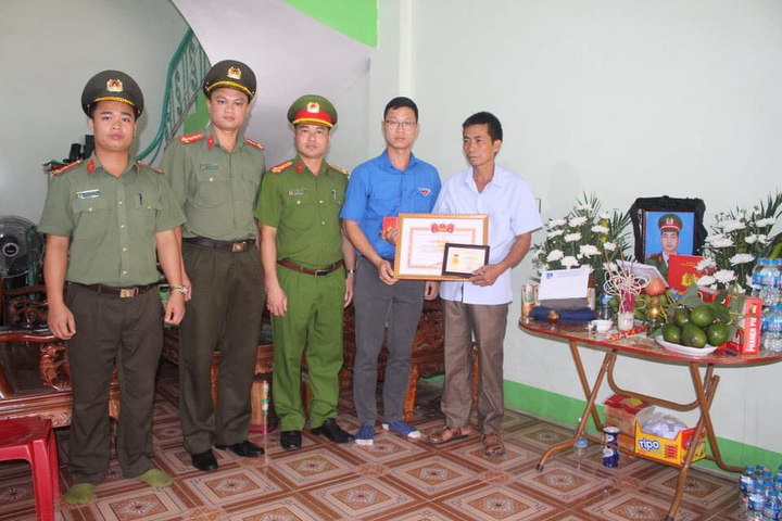 Truy tặng Huy hiệu Tuổi trẻ dũng cảm cho chiến sỹ cảnh sát cơ động ở Bắc Giang - 1