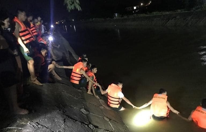 Đi xe máy thăm đồng, ba ông cháu chết và mất tích - 1