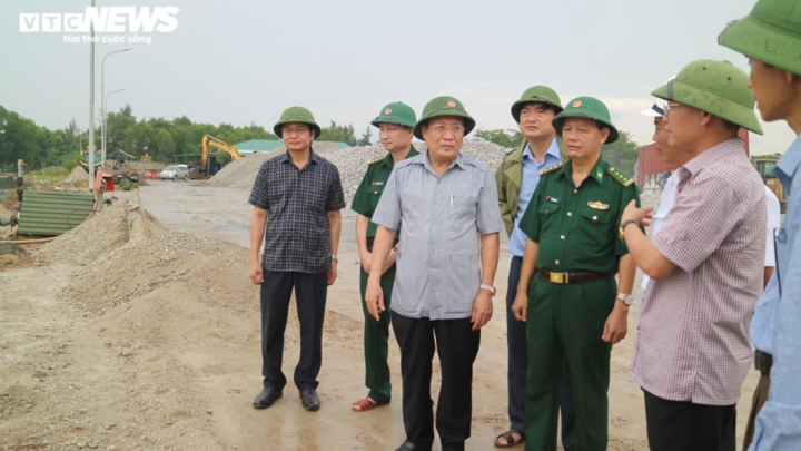 Ảnh: Cận cảnh người dân 5 tỉnh miền Trung gồng mình chạy bão số 5 - 4