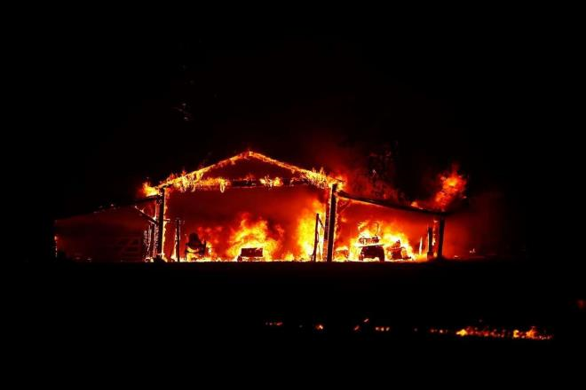 Mỹ: Lũ lụt tấn công Bờ Đông, cháy rừng khủng khiếp ở Bờ Tây - 2