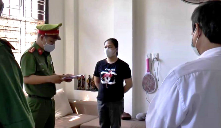 Bắt khẩn cấp 2 phụ nữ làm giả sổ đỏ lừa đảo chiếm đoạt 3,5 tỷ đồng - 1