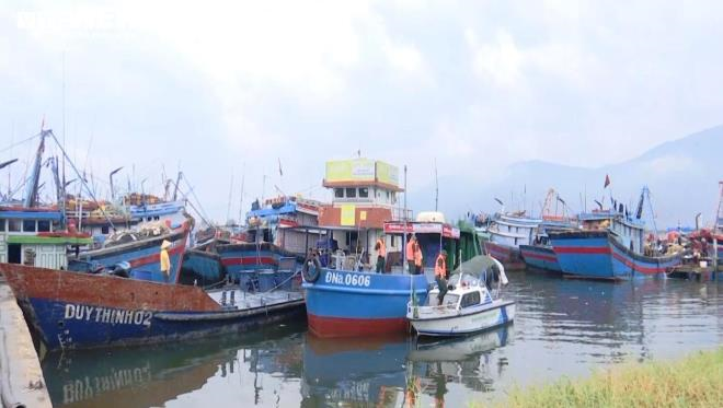 Ảnh: Cận cảnh người dân 5 tỉnh miền Trung gồng mình chạy bão số 5 - 14